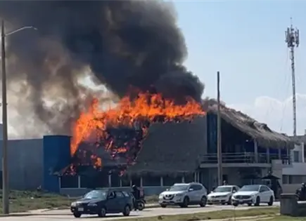 Atacan con bombas molotov restaurante en Coatzacoalcos