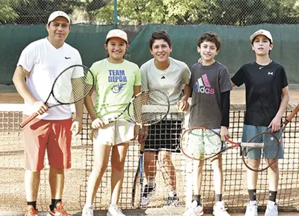DESTREZA Y ENTREGA EN LA CANCHA DESTREZA Y ENTREGA EN LA CANCHA