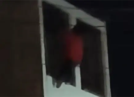 Joven intenta huir de rehabilitaci&oacute;n escalando casas (video)