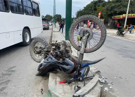 Motociclista, con m&uacute;ltiples lesiones tras fuerte choque (fotos)