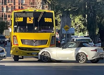 Solo da&ntilde;os en choque de cami&oacute;n urbano y carro deportivo