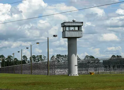 Uso de gas lacrim&oacute;geno en centro de custodia de inmigrantes en Florida