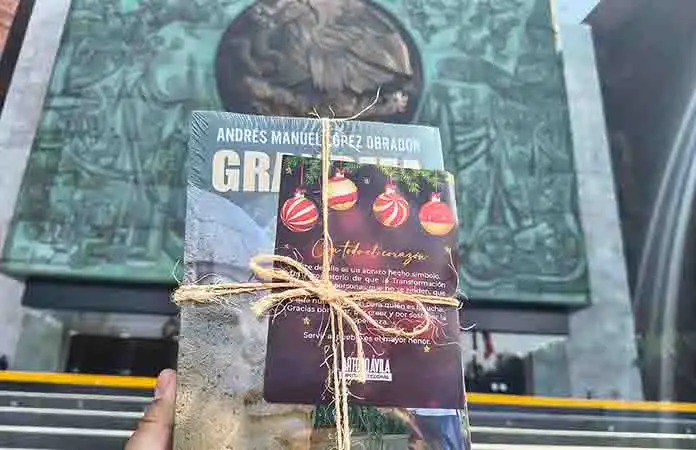 Vocero regala el libro de AMLO