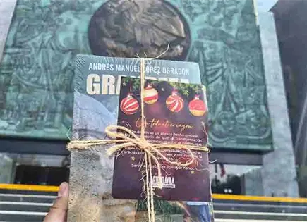 Vocero regala el libro de AMLO 