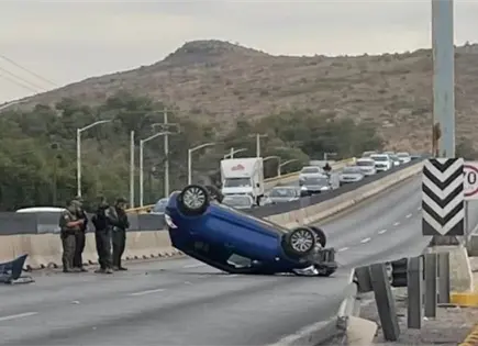 Vuelcan auto frente a plaza The Park