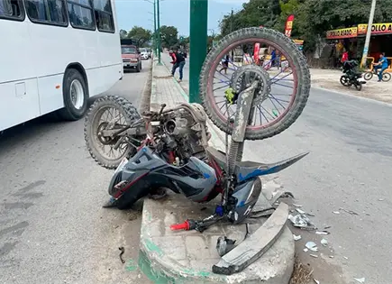 Motociclista acaba con pierna rota en accidente Motociclista acaba con pierna rota en accidente