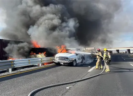 Reportan choque m&uacute;ltiple e incendio en carretera Quer&eacute;taro-SLP