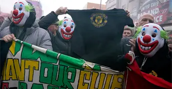 Aficionados del Manchester United protestan con m&aacute;scaras de payaso