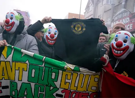 Aficionados del Manchester United protestan con m&aacute;scaras de payaso