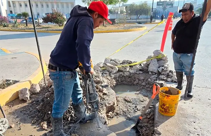Atiende el Interapas fuga de agua potable