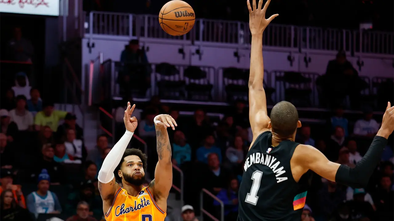 Hornets de Charlotte vencen a los Spurs en un emocionante partido de la NBA