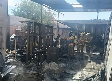 Incendio acaba con maderería en la Rivas Guillén Incendio acaba con maderería en la Rivas Guillén