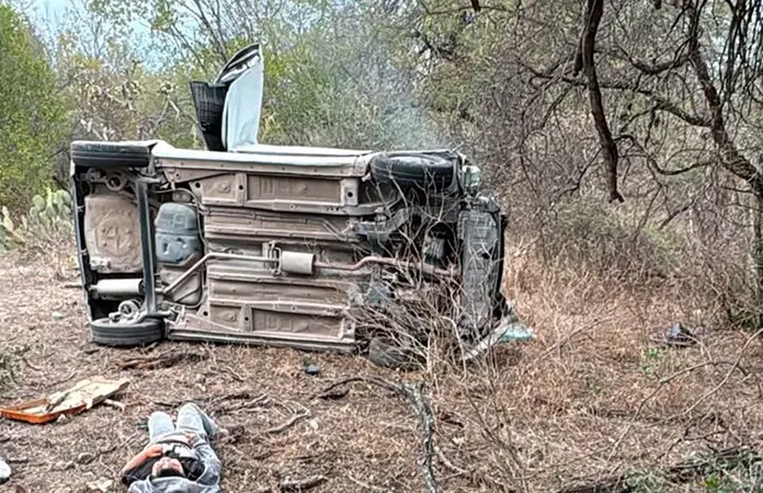 Vuelca vehículo; dos lesionados
