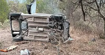 Vuelca veh&iacute;culo; dos lesionados