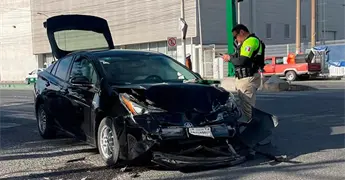 Chocan carro y cami&oacute;n de personal en Av. Industrias