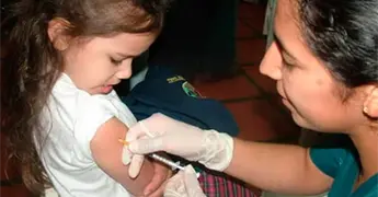Invitan a vacunarse contra el sarampi&oacute;n