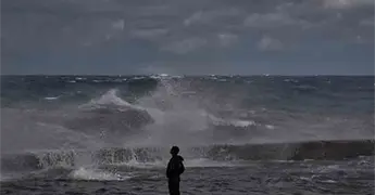 Marejadas y vientos azotan en La Habana