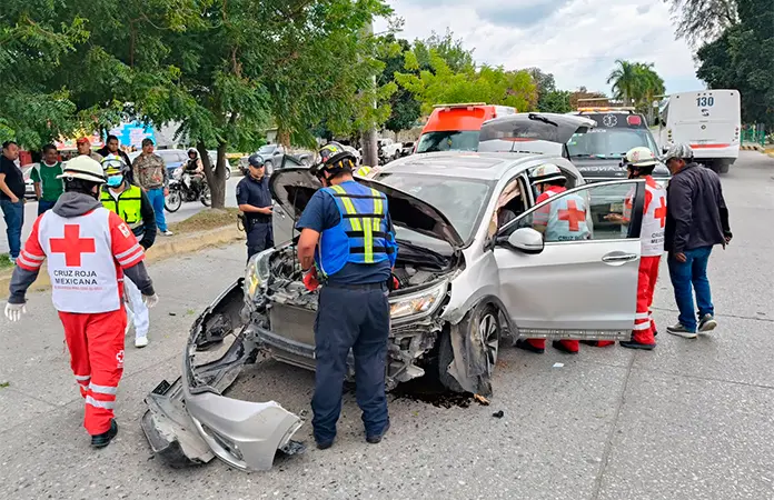 M&eacute;dico oftalm&oacute;logo vuelca su camioneta; hay dos lesionados