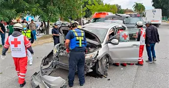 M&eacute;dico oftalm&oacute;logo vuelca su camioneta; hay dos lesionados