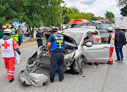 M&eacute;dico oftalm&oacute;logo vuelca su camioneta; hay dos lesionados