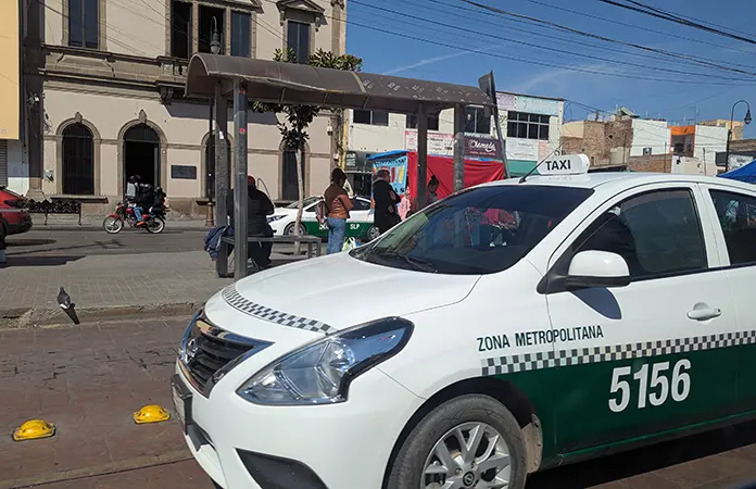 Quitan concesi&oacute;n a un taxi involucrado en robo: Torres S.