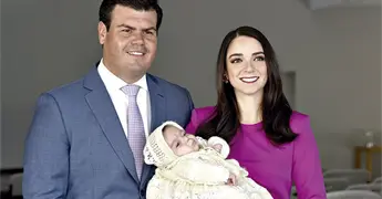 MAURICIO RECIBE EL BAUTISMO