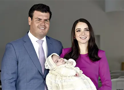 MAURICIO RECIBE EL BAUTISMO MAURICIO RECIBE EL BAUTISMO