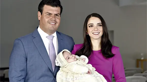 MAURICIO RECIBE EL BAUTISMO