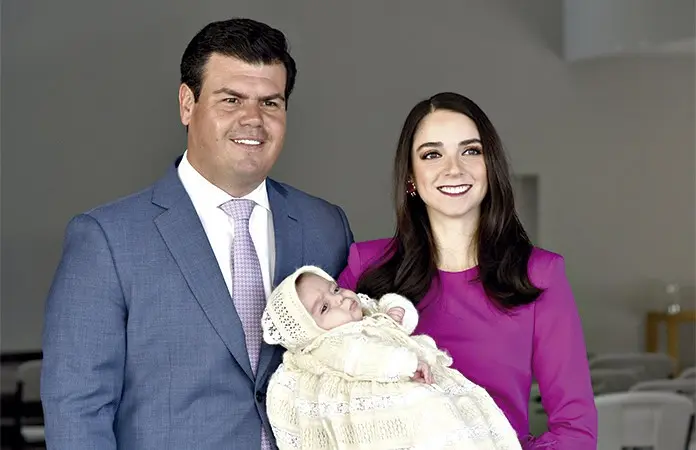 MAURICIO RECIBE EL BAUTISMO