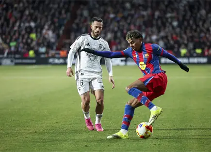 El Bar&ccedil;a vence a Albacete con goles de Yamal y Araujo