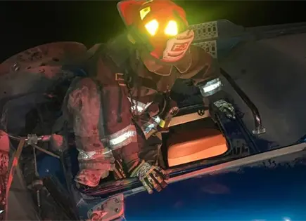 Bomberos sofocan incendio de veh&iacute;culo