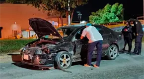 Conductor omite luz roja de sem&aacute;foro y provoca choque