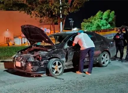 Conductor omite luz roja de sem&aacute;foro y provoca choque