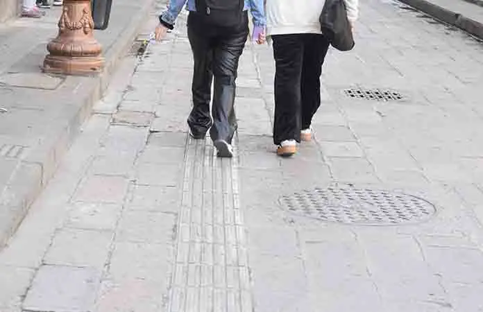 Dañan piezas de guía podotáctil del Centro