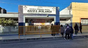 Padres toman escuela por falta de docentes