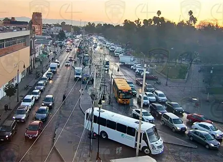 Reportan alta carga vehicular en zonas oriente y centro de la capital
