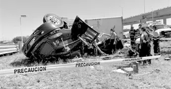 Trailero sufre una aparatosa volcadura