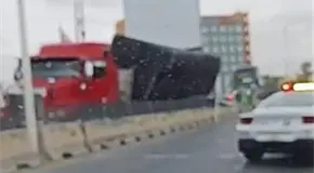 Accidente vial en glorieta Real Inn: tr&aacute;iler pierde caja