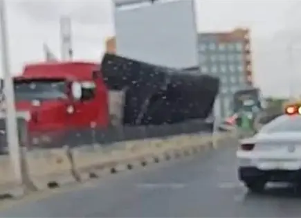 Accidente vial en glorieta Real Inn: tr&aacute;iler pierde caja