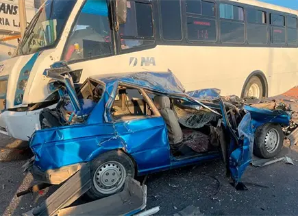 Cami&oacute;n sin frenos provoca carambola en Carr. a Rioverde