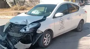 Chofer de camioneta choca contra auto y huye