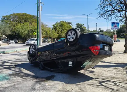 Choque y volcadura en Valles; adulto mayor sale ileso
