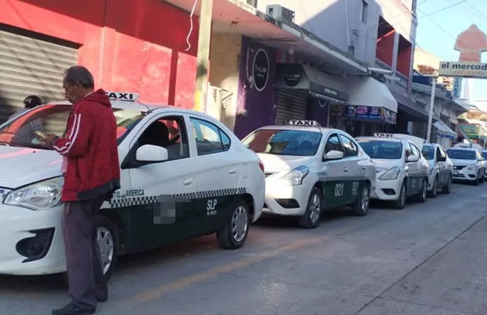 Taxistas y SCT hacen pruebas con tax&iacute;metros
