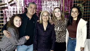 &iexcl;UN A&Ntilde;O M&Aacute;S CON FELICIDAD!