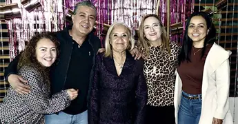 &iexcl;UN A&Ntilde;O M&Aacute;S CON FELICIDAD!