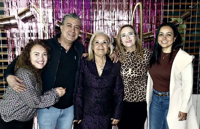 &iexcl;UN A&Ntilde;O M&Aacute;S CON FELICIDAD!