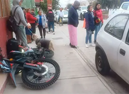 Choca moto contra una camioneta