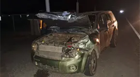 Choque de camionetas en &Eacute;bano deja dos heridos