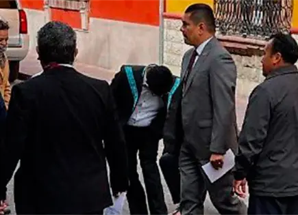 Colaboradores del presidente de la Suprema Corte son captados limpi&aacute;ndole los zapatos