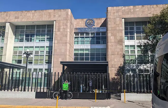 Contrató la FGE espectaculares fantasma: IFSE